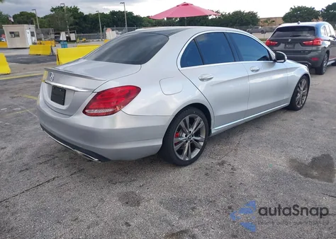 2015 Mercedes-Benz C 300 z USA, uszkodzony, nr VIN 55SWF4JB1FU077291